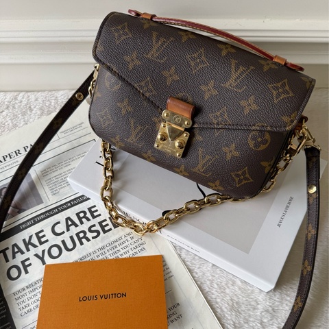 Pochette Metis East West 長型二用郵差包(棕色) M46279
