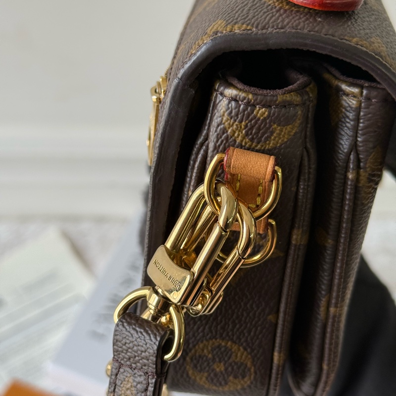 Pochette Metis East West 長型二用郵差包(棕色) M46279-8