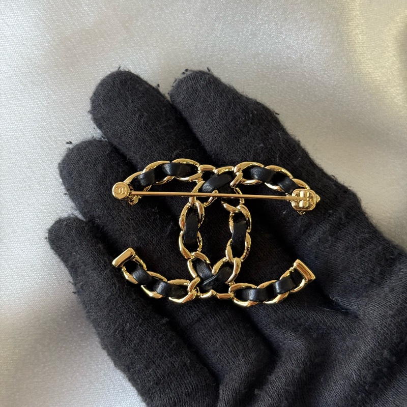 經典CC Logo 小羊皮穿鍊胸針(金色)-3