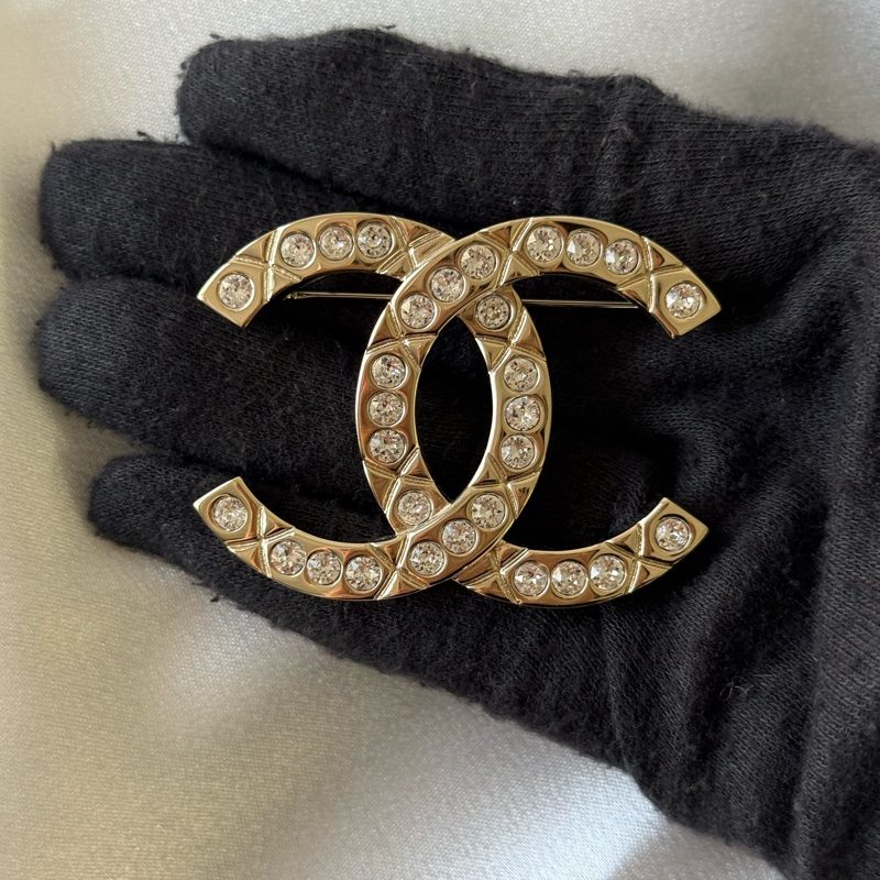 CC Logo 菱格紋刻印及水鑽鑲飾胸針(金色)-1