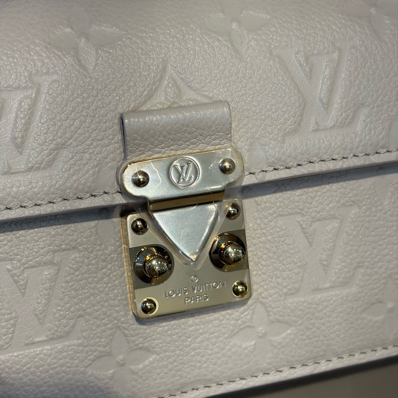 LV 白牛皮壓紋Wallet On Chain Metis斜背鍊包M82836-1
