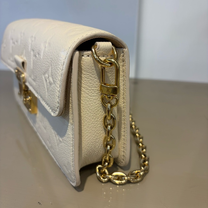 LV 白牛皮壓紋Wallet On Chain Metis斜背鍊包M82836-4