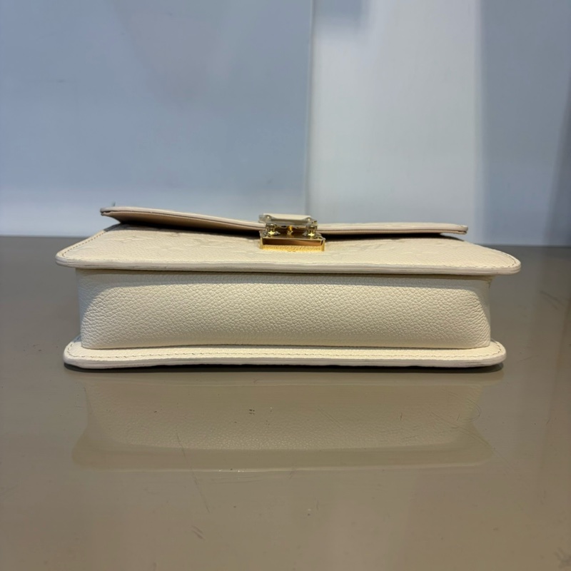 LV 白牛皮壓紋Wallet On Chain Metis斜背鍊包M82836-5