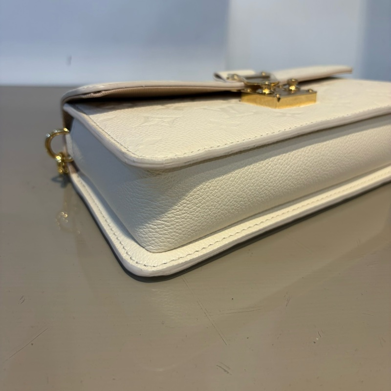 LV 白牛皮壓紋Wallet On Chain Metis斜背鍊包M82836-6