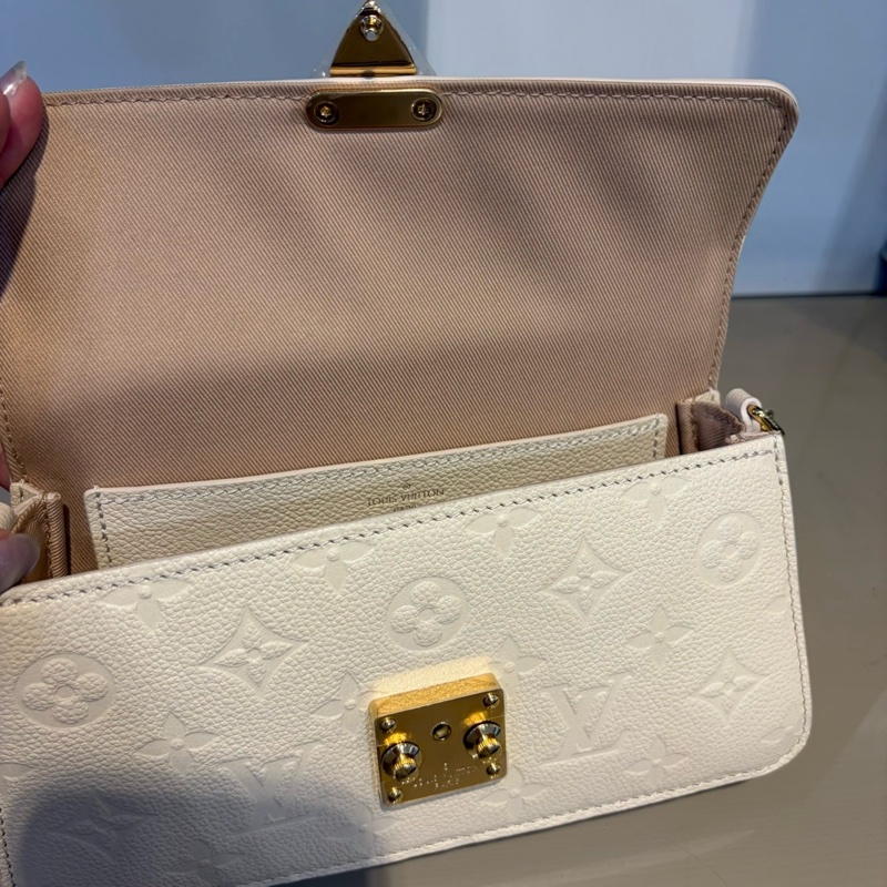 LV 白牛皮壓紋Wallet On Chain Metis斜背鍊包M82836-8