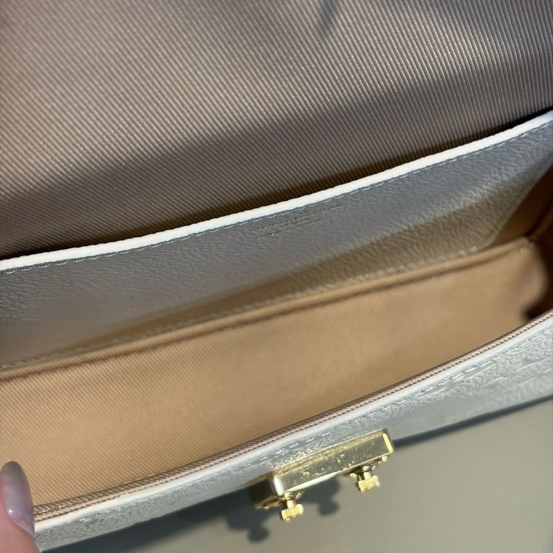 LV 白牛皮壓紋Wallet On Chain Metis斜背鍊包M82836-9