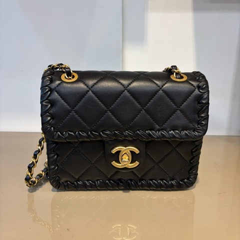 Chanel 黑羊皮肩斜背包AS2495