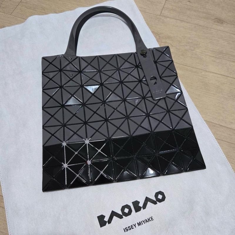 Issey Miyake 三宅一生 BaoBao 基本款 深灰色配黑色 拼色 7x7 肩背 手提包-0