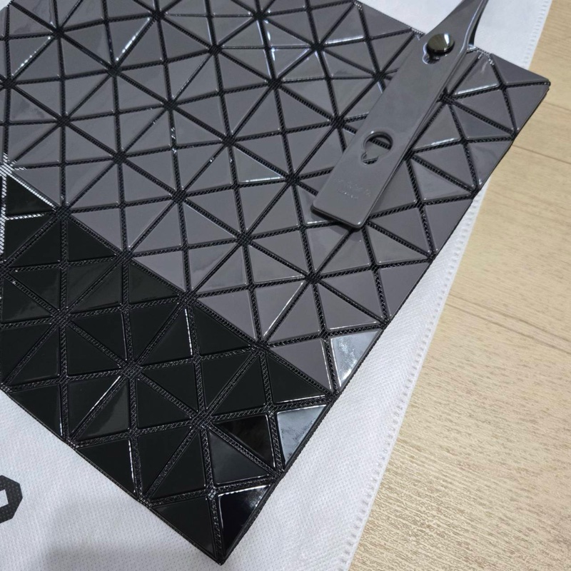 Issey Miyake 三宅一生 BaoBao 基本款 深灰色配黑色 拼色 7x7 肩背 手提包-1