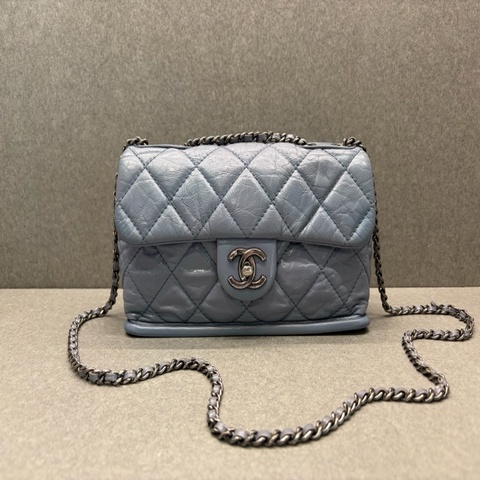 Chanel香奈兒 油蠟淡藍色牛皮 硬底盒子包 單肩銀鏈 流浪機場包 （底邊邊角有做過護理）