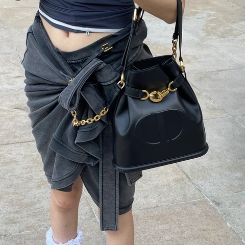 DIOR迪奧C'est系列黑金牛皮大LOGO CD水桶包🧉