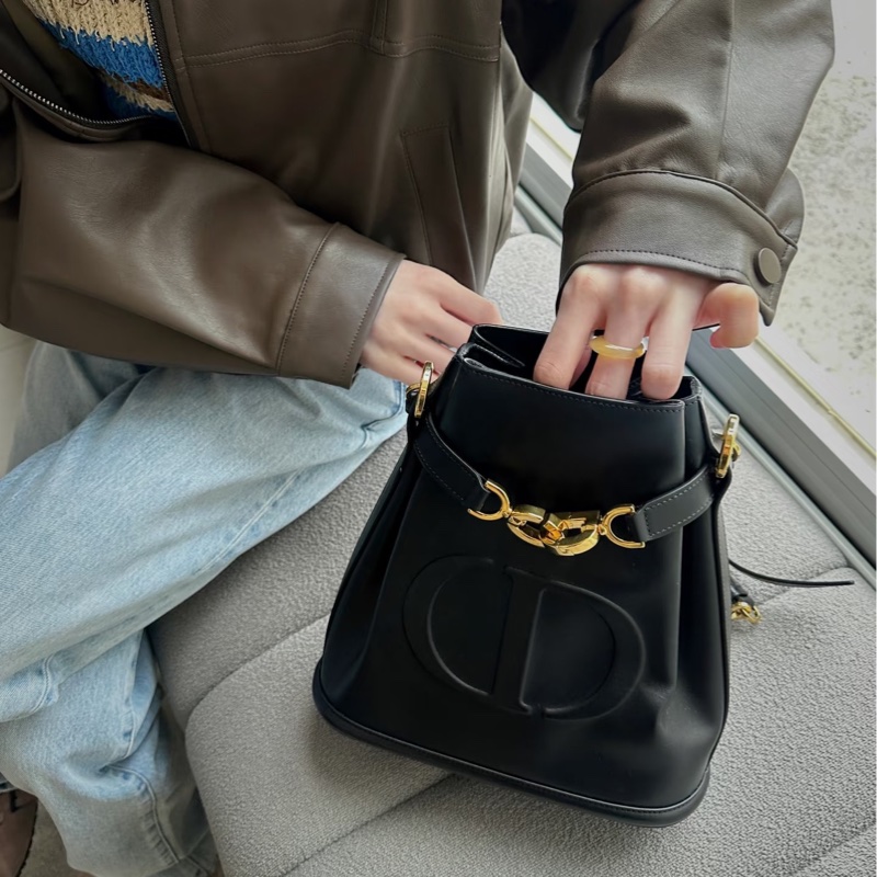 DIOR迪奧C'est系列黑金牛皮大LOGO CD水桶包🧉-18