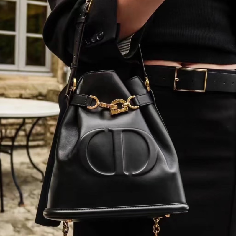 DIOR迪奧C'est系列黑金牛皮大LOGO CD水桶包🧉-29