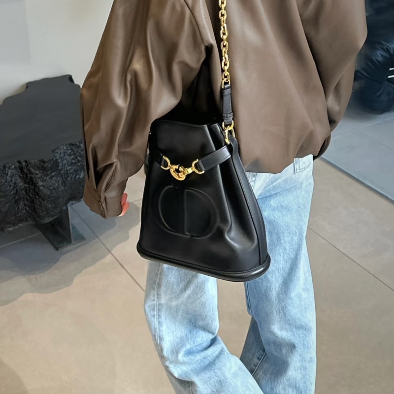 DIOR迪奧C'est系列黑金牛皮大LOGO CD水桶包🧉-35