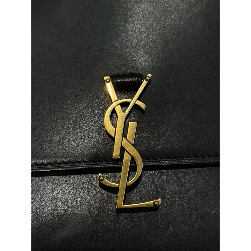 ✨YSL✨Saint Laurent Kaia 金色大Logo斜揹肩背植鞣皮翻蓋斜背小牛皮梯形包♥️附購證防塵袋🎁現貨秒出 禮物 精品-1