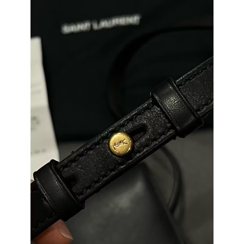 ✨YSL✨Saint Laurent Kaia 金色大Logo斜揹肩背植鞣皮翻蓋斜背小牛皮梯形包♥️附購證防塵袋🎁現貨秒出 禮物 精品-2