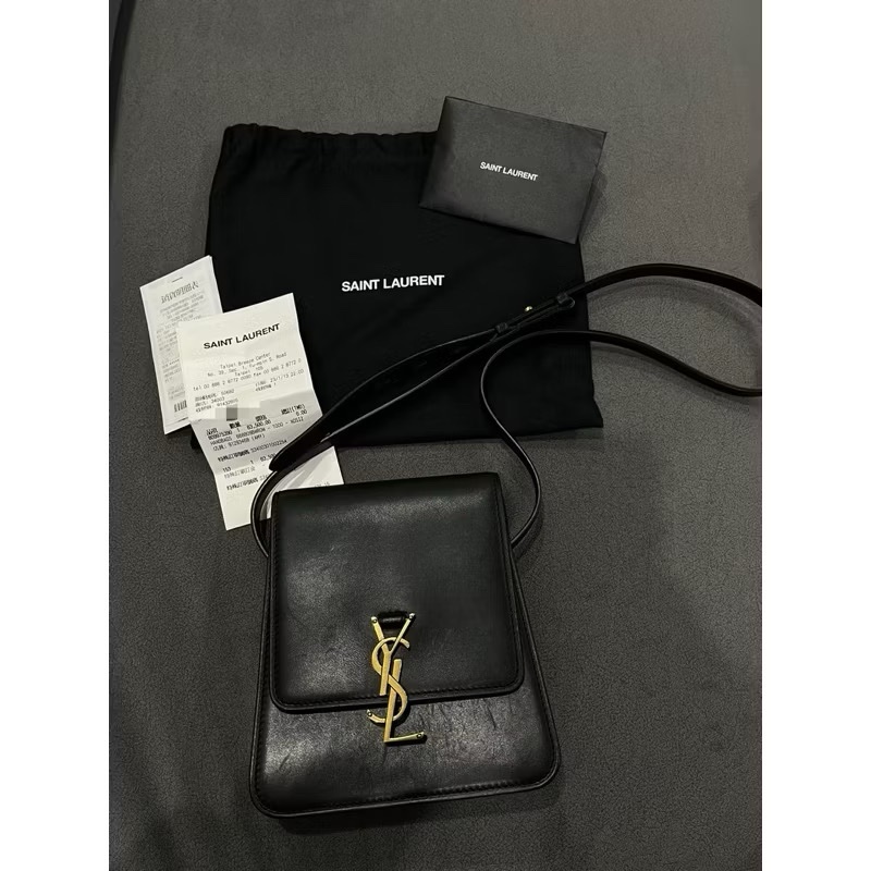✨YSL✨Saint Laurent Kaia 金色大Logo斜揹肩背植鞣皮翻蓋斜背小牛皮梯形包♥️附購證防塵袋🎁現貨秒出 禮物 精品-6