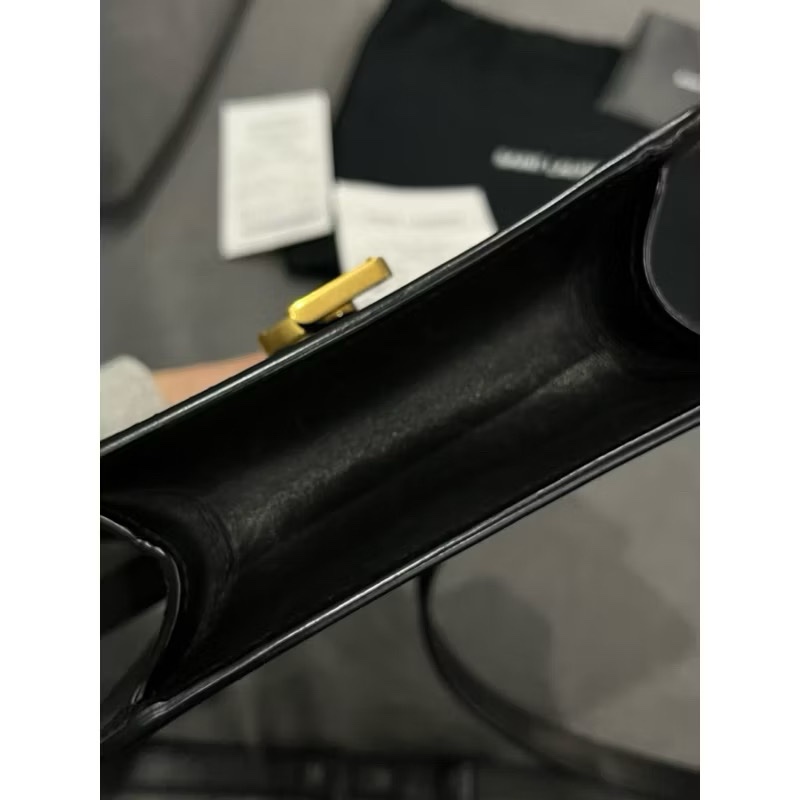 ✨YSL✨Saint Laurent Kaia 金色大Logo斜揹肩背植鞣皮翻蓋斜背小牛皮梯形包♥️附購證防塵袋🎁現貨秒出 禮物 精品-8