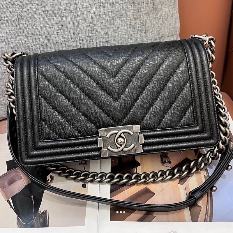 Chanel香奈兒荔枝皮V紋黑銀牛皮leboy中號 24開-0