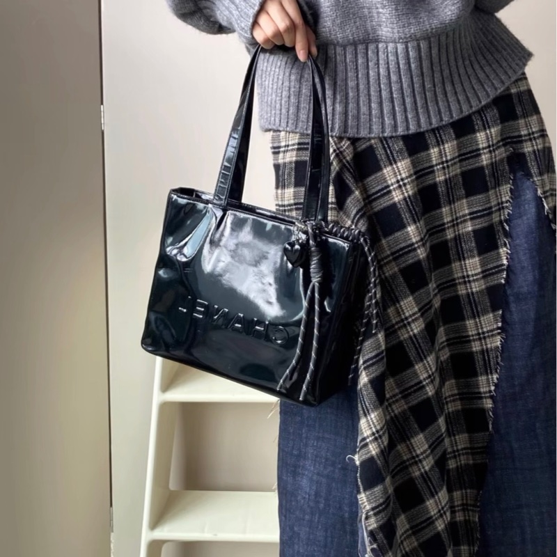 Chanel香奈兒大logo漆皮托特包單肩包-2