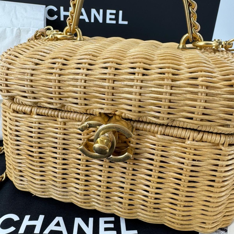 Chanel Cruise 2025/26 Braided Rattan & Gold-Tone Metal Beige Vanity Case-1