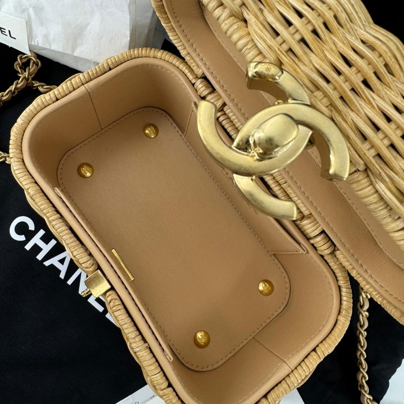 Chanel Cruise 2025/26 Braided Rattan & Gold-Tone Metal Beige Vanity Case-9