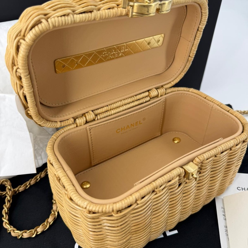 Chanel Cruise 2025/26 Braided Rattan & Gold-Tone Metal Beige Vanity Case-10