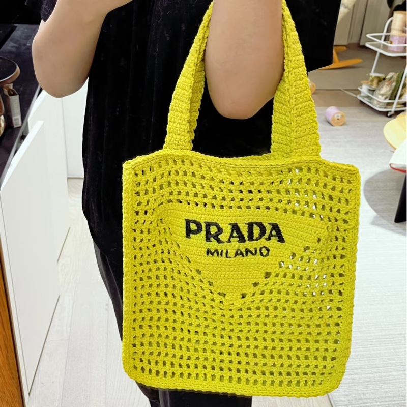 #春夏必備 PRADA 編織包 時尚編織包 編織包 草編包 夏日時髦女子的穿搭範本-1