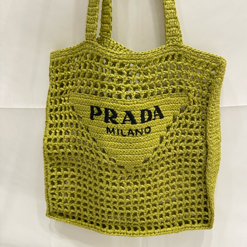 #春夏必備 PRADA 編織包 時尚編織包 編織包 草編包 夏日時髦女子的穿搭範本-2