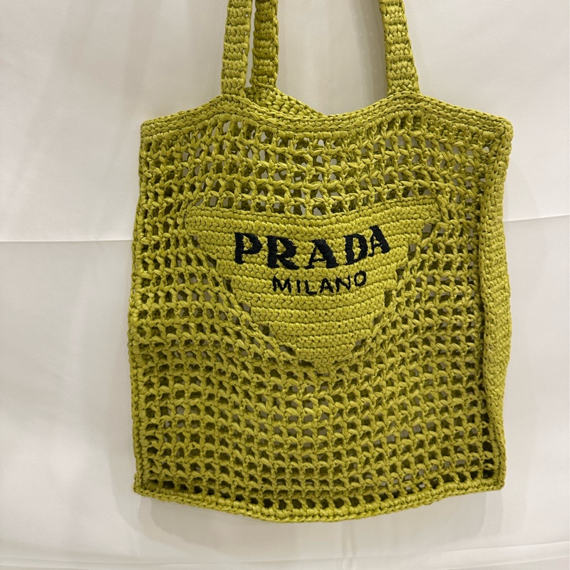 #春夏必備 PRADA 編織包 時尚編織包 編織包 草編包 夏日時髦女子的穿搭範本-3