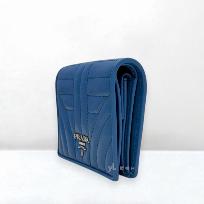 S5529-PRADA Saffiano藍牛皮銀扣對開短夾1MV204-2