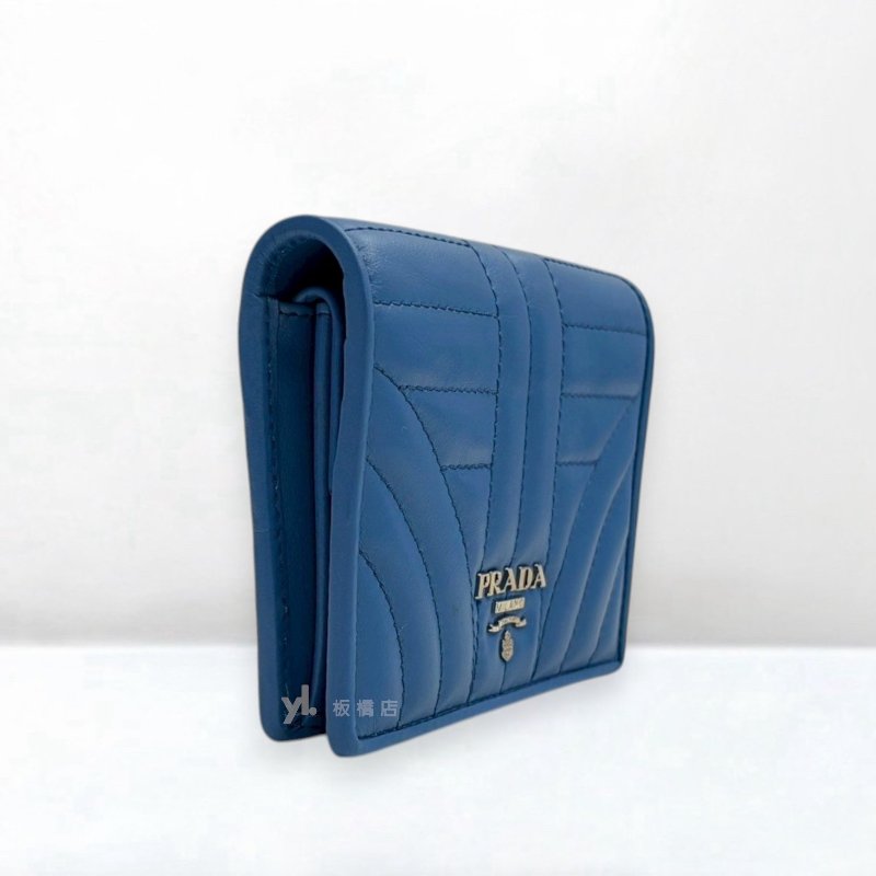 S5529-PRADA Saffiano藍牛皮銀扣對開短夾1MV204-3