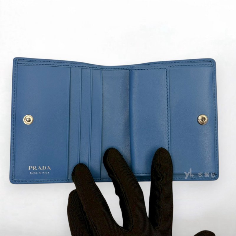 S5529-PRADA Saffiano藍牛皮銀扣對開短夾1MV204-5