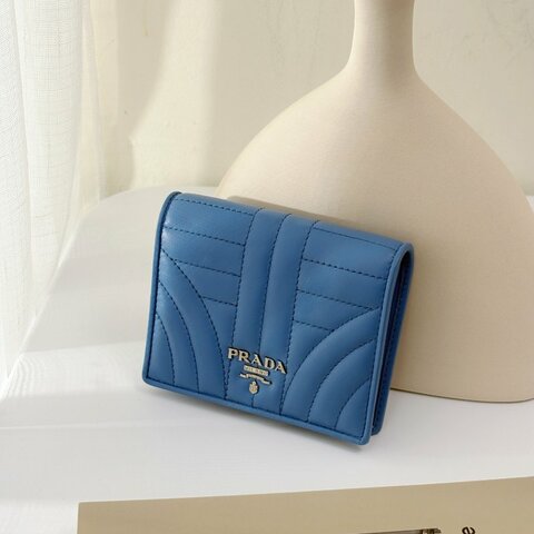S5529-PRADA  Saffiano藍牛皮銀扣對開短夾1MV204