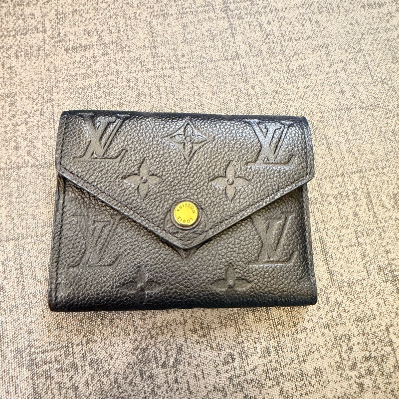 LV 三折短夾 牛皮黑色Louis Vuitton Victorine 錢包-7