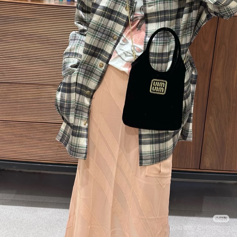#拍拍圈唯一 🎉miumiu新款絲絨包 #專櫃6萬#現貨6折⚡️#底長20公分-3