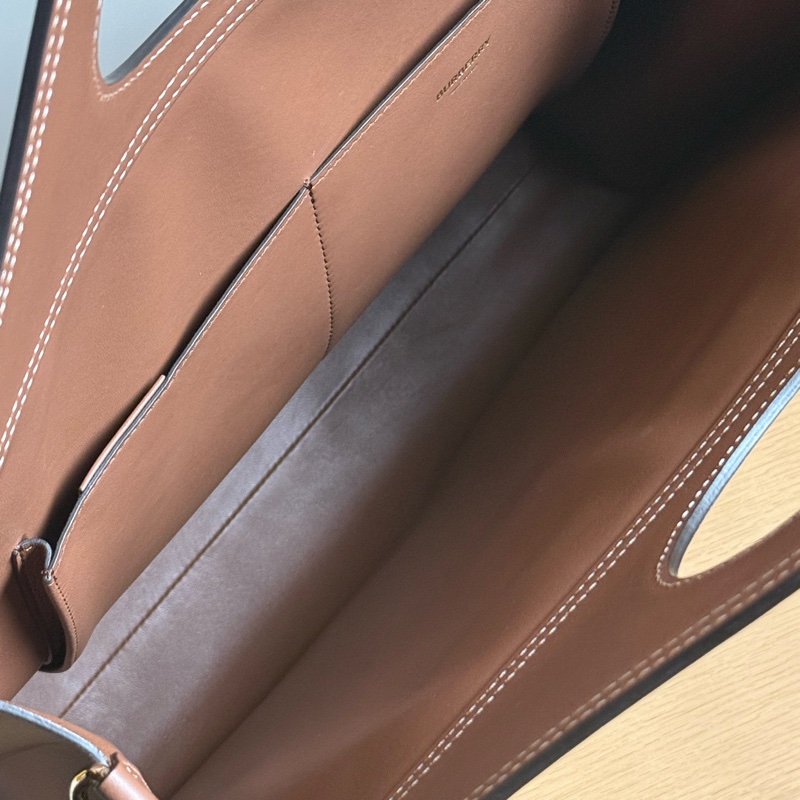 Burberry 大型口袋包 Pocket Bag 棕色肩背包-2