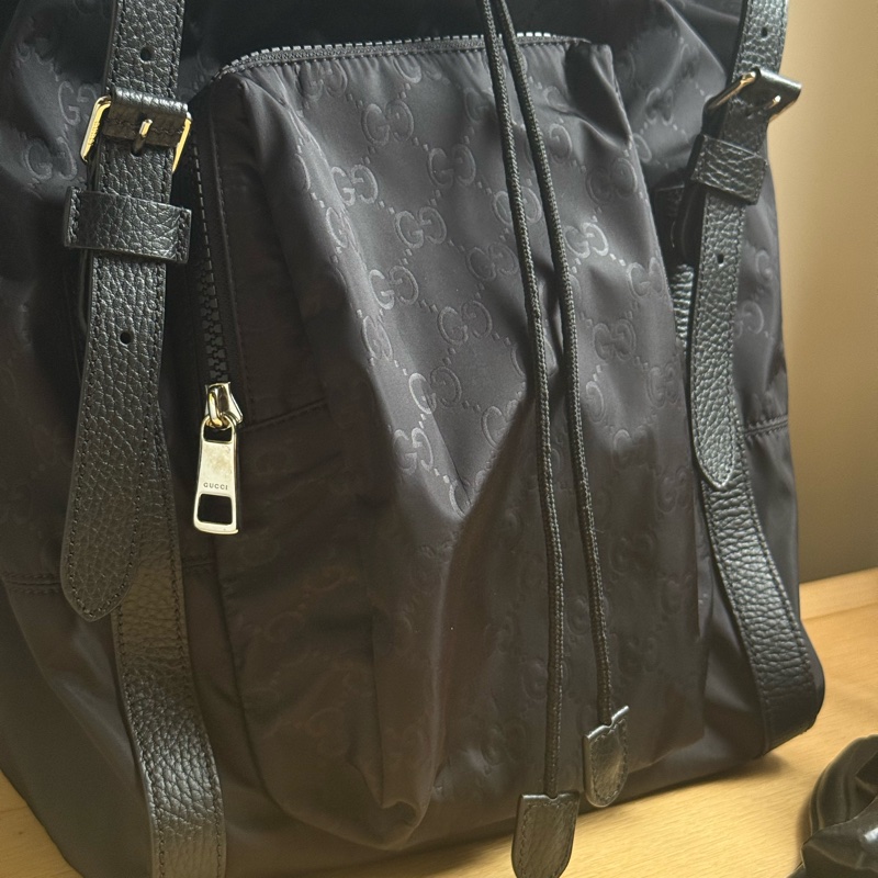 GUCCI 經典雙G緹花緞面尼龍束口翻蓋後背包.黑-2