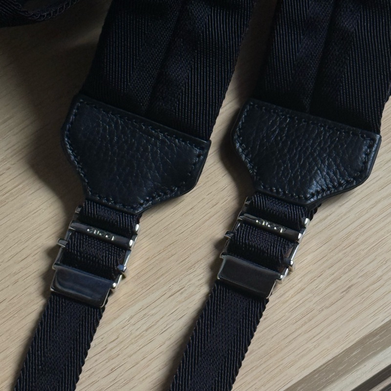 GUCCI 經典雙G緹花緞面尼龍束口翻蓋後背包.黑-3