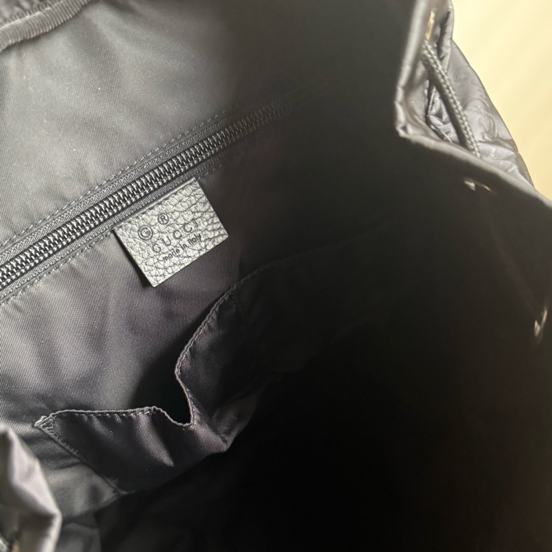 GUCCI 經典雙G緹花緞面尼龍束口翻蓋後背包.黑-4