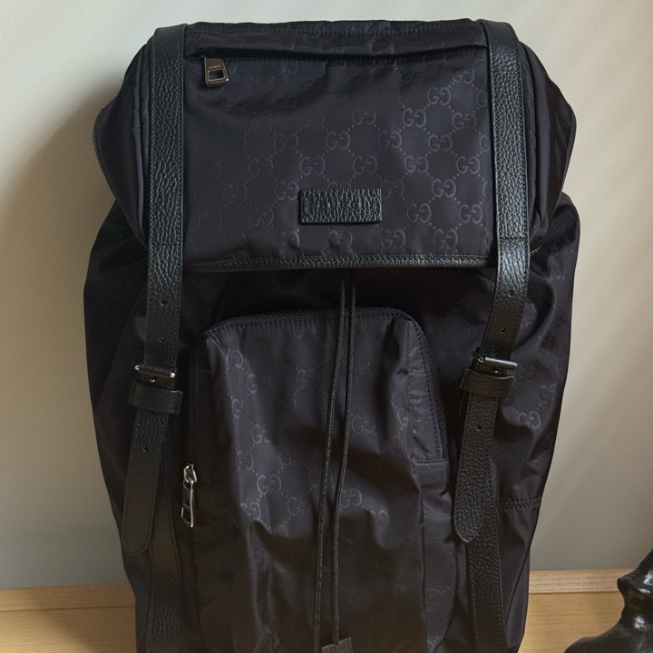 GUCCI 經典雙G緹花緞面尼龍束口翻蓋後背包.黑-6