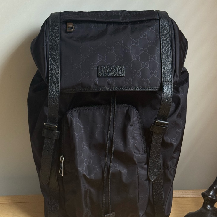 GUCCI 經典雙G緹花緞面尼龍束口翻蓋後背包.黑-7