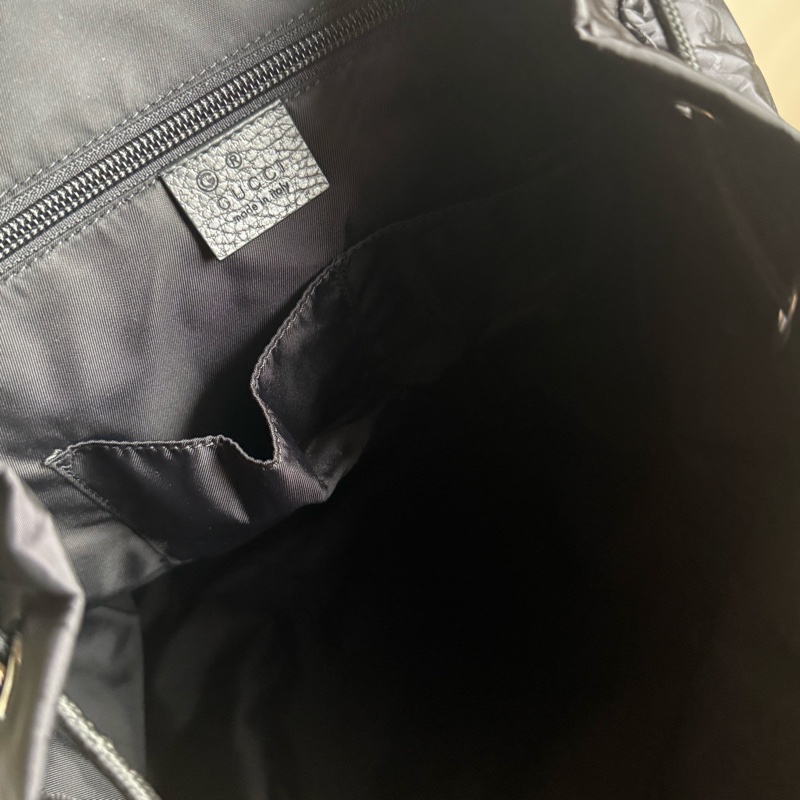 GUCCI 經典雙G緹花緞面尼龍束口翻蓋後背包.黑-10