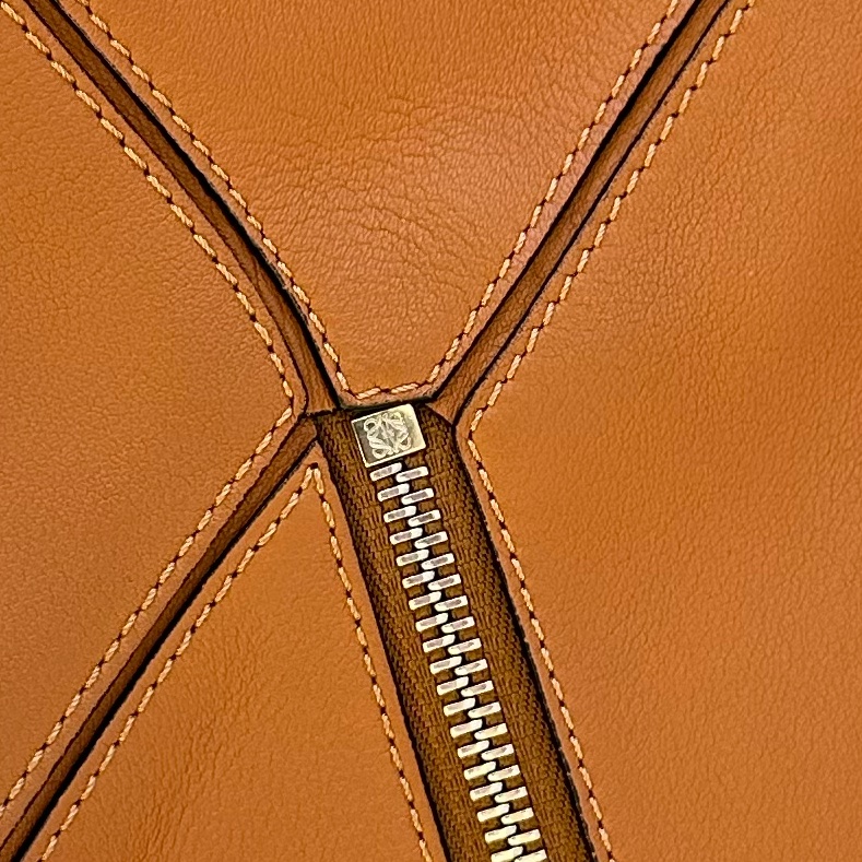 #專櫃價近13萬 買了絕不後悔 Loewe 拼圖包 中號 焦糖色 Medium Puzzle-2
