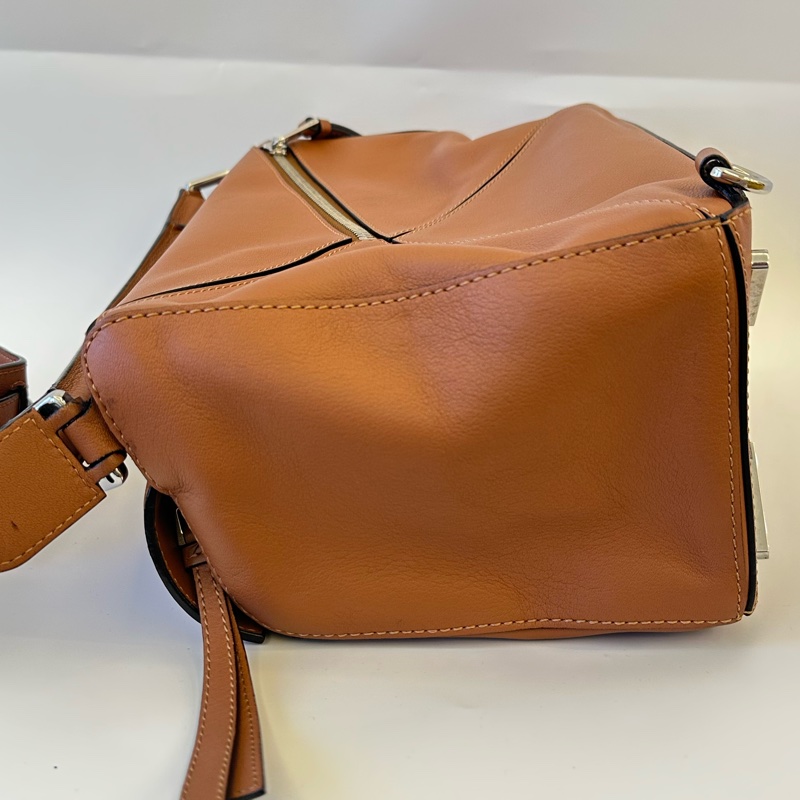 #專櫃價近13萬 買了絕不後悔 Loewe 拼圖包 中號 焦糖色 Medium Puzzle-4