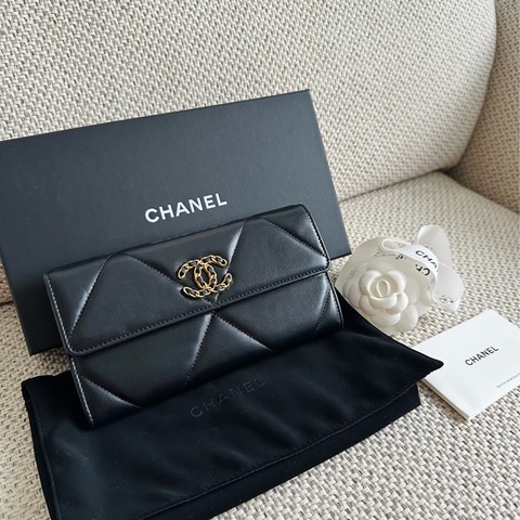 ~~Chanel 黑色19翻蓋長夾~~
