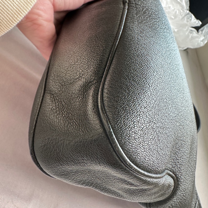 ✨【Salvatore Ferragamo 黑銀極簡肩背包】✨ 低調高級的義大利氣質🖤 越看越耐看的極簡精品款-7