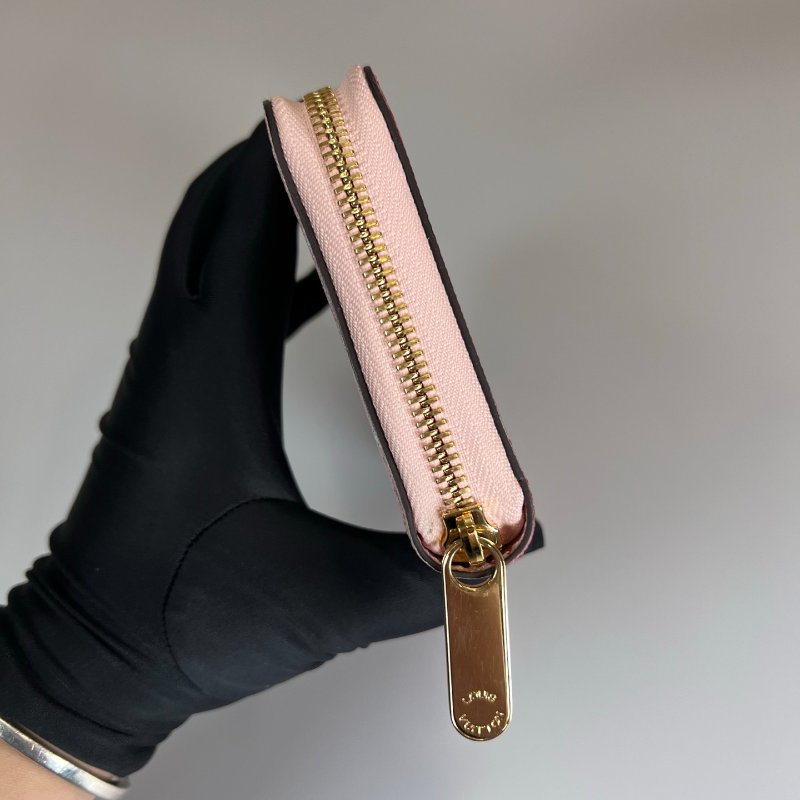 LV M67550 粉拚紅大LOGOㄇ拉長夾-2