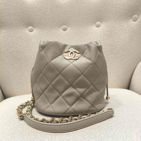 🆕 全新 CHANEL香奈兒 22C 金標雙C Logo 菱格絎縫皮穿鏈芯片款抽帶 小羊皮水桶包單肩包斜挎包 ✅正品