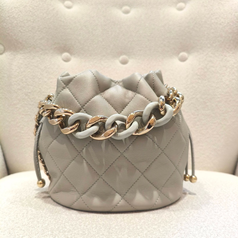 🆕 全新 CHANEL香奈兒 22C 金標雙C Logo 菱格絎縫皮穿鏈芯片款抽帶 小羊皮水桶包單肩包斜挎包 ✅正品-2